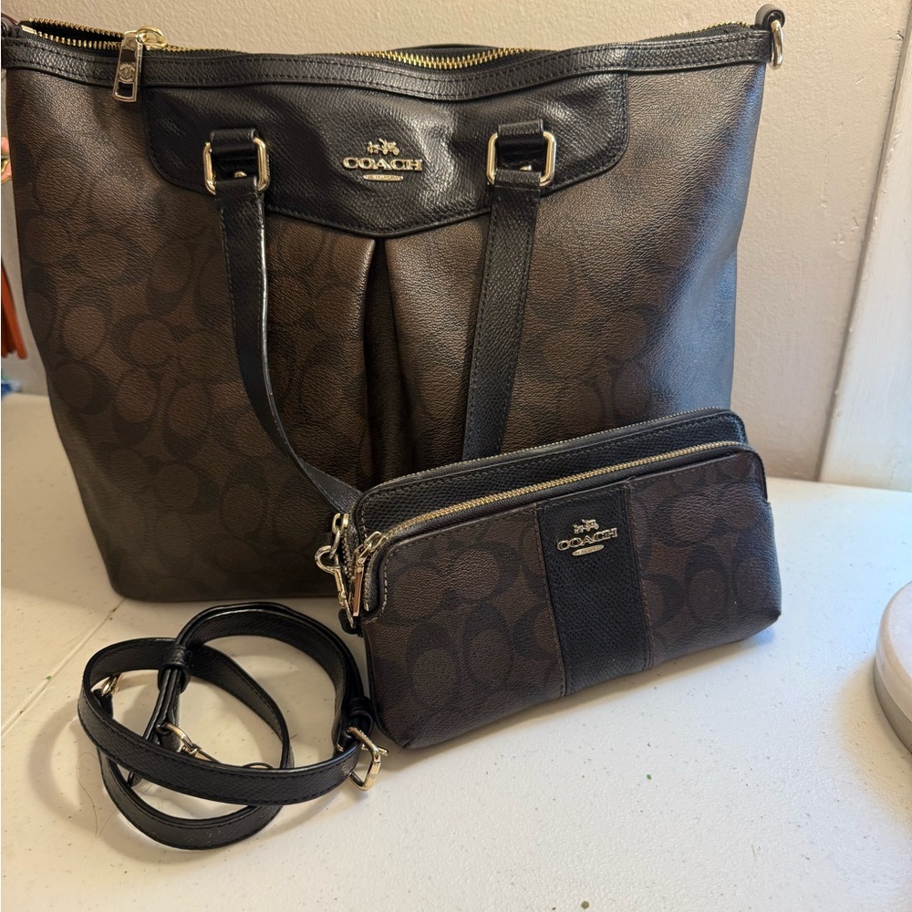 PreLoved Coach Tote with crossbody strap &
Free Used Condition Wristlet